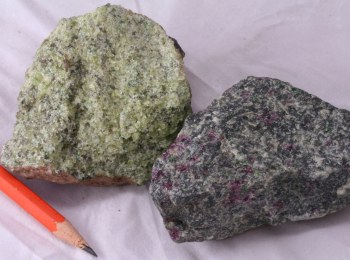 Mantelgestein Spinell-Lherzolith ("Olivinknolle") aus der Eifel und Granat-Peridotit aus Åheim, Norwegen