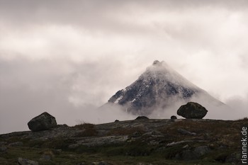 Jotunheimen bei schlechtem Wetter: Oh da, ein Berg! Und schon ist er wieder weg...