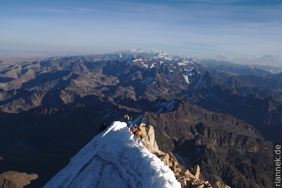 Bergsteiger am Gipfelgrat des Huayna Potosi