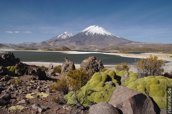 Lagunas Cotacotani und die Vulkane Pomerape und Parinacota