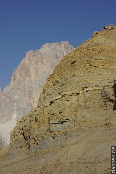 Mergel der Cassianer Formation am Sellajoch Dies ist die Beckenfazies am Fuß des Riffs der Cassianer Schichten der Sella. Das Material wurde von rechts geschüttet.