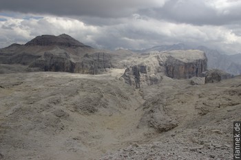 Die Gesteine des Piz Boè (hinten) wurden während der alpinen Gebirgsbildung auf das Plateau der Sella geschoben