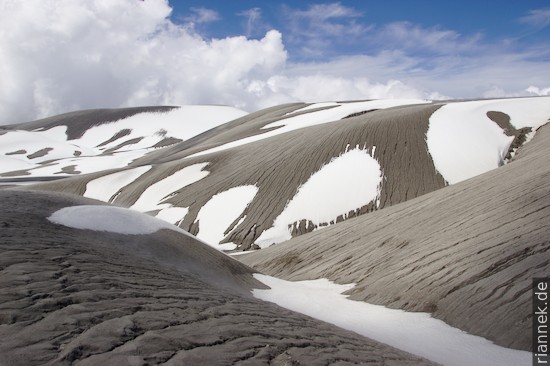 Tuff und Schnee — nach der Eruption von 2011