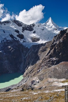 Starker Kontrast zwischen Eis und Schatten Alpamayo, Peru