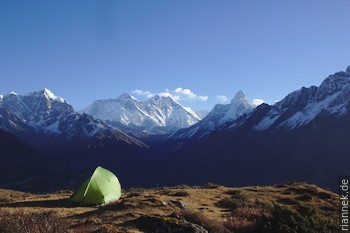 Mount Everest, Ama Dablam und Thamserku in einem Karsee am Kongde Ri