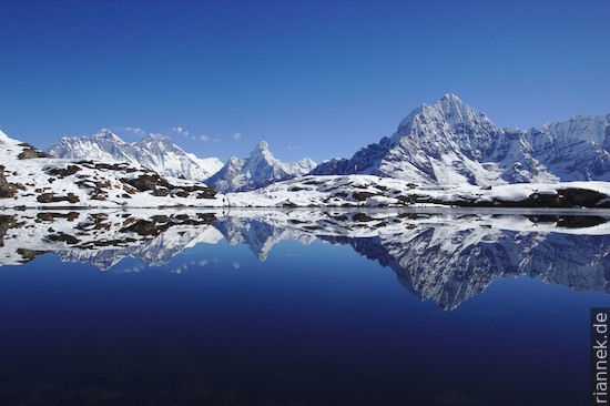 Mount Everest, Ama Dablam und Thamserku gespiegelt in einem Karsee am Kongde Ri