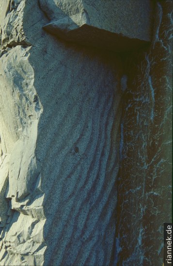 Steilgestellte Sandrippel im präkambrischen Quarzit