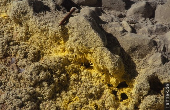 Vulcano: Schwefelkristalle an den Fumarolen der Fossa Vulcano: Fossa