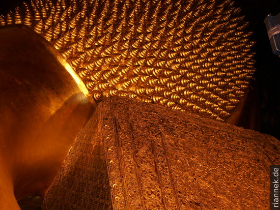 Wat Pho: Der Hinterkopf eines 46 m langen liegenen Buddhas ...