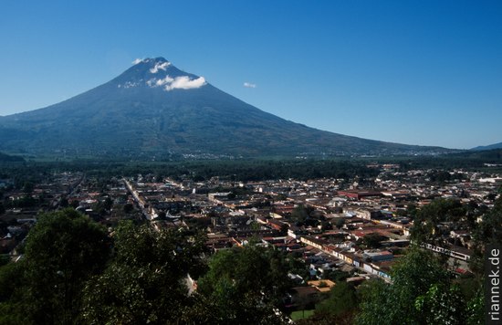 Antigua mit Vulkan Agua