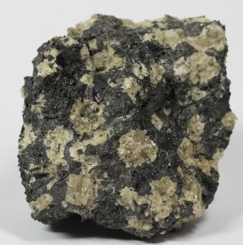 Akkumulat mit Nephelin in Magnetit, Pyroxen und Melanit, Breite ca. 7 cm.