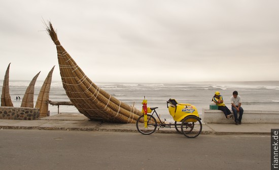 Helados! Eisverkäufer am Strand von Huanchaco