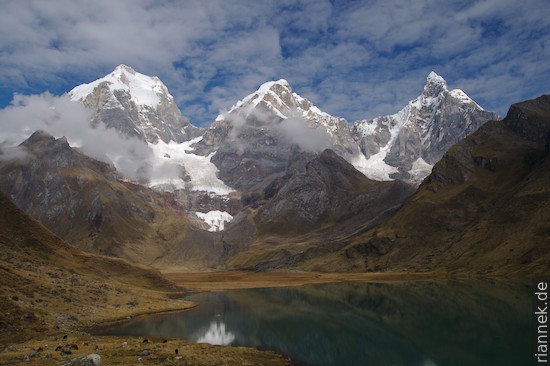 Laguna Carhuacocha mit Yerupaja, Yerupaja Chico und Jirishanca