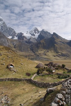 Dorf nahe Laguna Carhuacocha