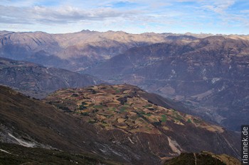 Der Steilhang vorne ist die Detachment Fault der Cordillera Blanca