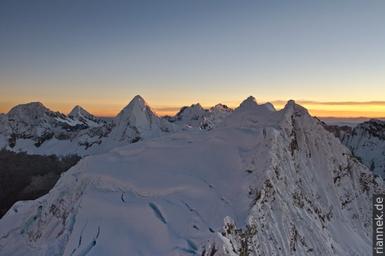 Blick vom Nevado Pisco u.a. auf Pisco Este, Pirámide, Rinríjirca, Pucajirca, Artesonraju, Alpamayo und Quitáraju (v.r.n.l.)