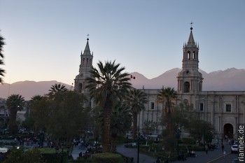 Arequipa: Plaza de Armas with cathedral and Chachani behind