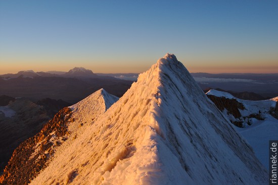 Gipfelgrat des Huayna Potosi (Illimani im Hintergrund)