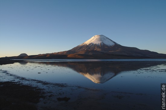 Der Vulkan Parinacota hinter dem Lago Chungara