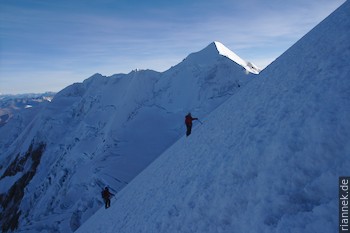 Descent from Illimani, a group of mountaineers comes towards us