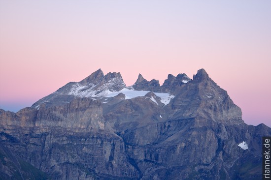 Dents du Midi Die Stirnfalte der Morcles-Decke ist an der Cime de l’Est (rechts) zu sehen, eine kleinere Falte im unteren (verkehrt liegenden) Schenkel an der Gagnerie (links vorne)