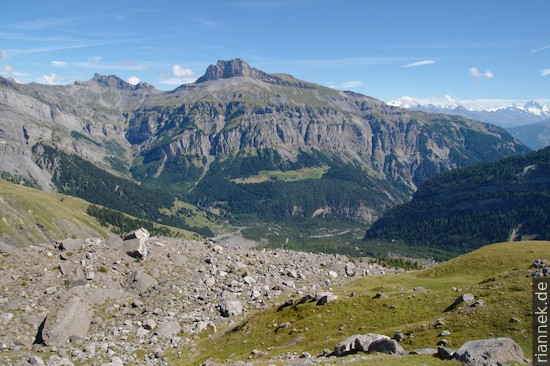 Mont Gond und Talkessel von Derborance vom Pas de Cheville Unten rechts taucht die Morcles-Decke ab, die markante Felswand in der Mitte gehört zur Diablerets-Decke und der Gipfel zur Wildhorn-Decke.