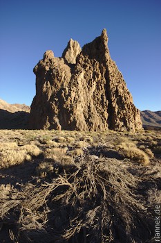 Roques de Garcia Was hier aussieht wie übereinandergestapelte Kanonenkugeln sind in Wirklichkeit die Kopfflächen von Basaltsäulen