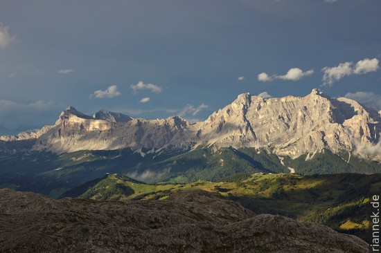 Fanesgruppe mit Heiligkreuzkofel, Zehner, Neuner (alle links), Lavarella, Centurines-Spitze; davor Pralongia. Abendlicht, vom Sellaringband