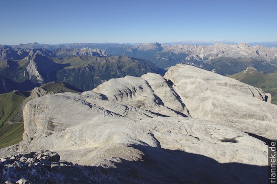 Blick über die Karbonatplattform der Sella (vom Piz Boè)