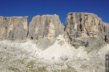 Tektonik in der Trias am Zehner (Sella) Unten am mittleren Berg: Cassianer Dolomit, rechts daneben von der Abschiebung eines karnischen Grabens getrennt: Pordoi-Formation (=Raibler Schichten). Über beiden: Hauptdolomit. An der Spitze der Berge verläuft eine alpine Überschiebung.