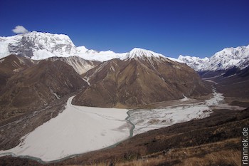 Tsergo Ri (Mitte) besteht aus den Massen eines gigantischen Bergsturzes, der vom Dagpoche (Yansa Tsenji, 6562 m, links) abgerutscht ist