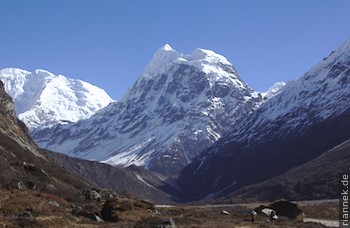 Pemthang Karpo Ri (6830 m) und Langshisa Ri (6413 m)
