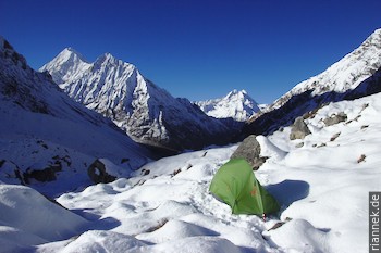 am Morimoto Basecamp, mit Gangchempo (6387 m) und Ponggen Dopku (5930 m)