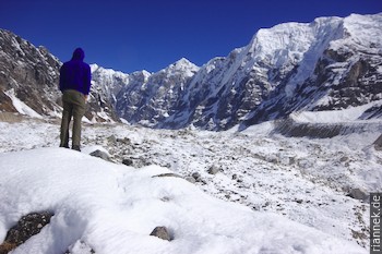 auf dem Gletscher am Morimoto Basecamp, mit Punkt 6480 und Pemthang Karpo Ri (6830 m) 