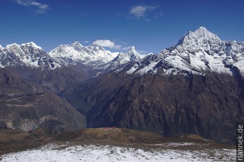 Blick vom Hügel oberhalb des Kongde Hotels: Taboche, Everest, Nuptse, Lhotse, Ama Dablam, Thamserku