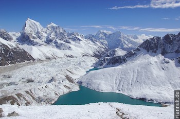 Blick vom Gokyo Ri auf Gokyo (am See), den Ngozumbu-Gletscher, Cholatse und Kangtega