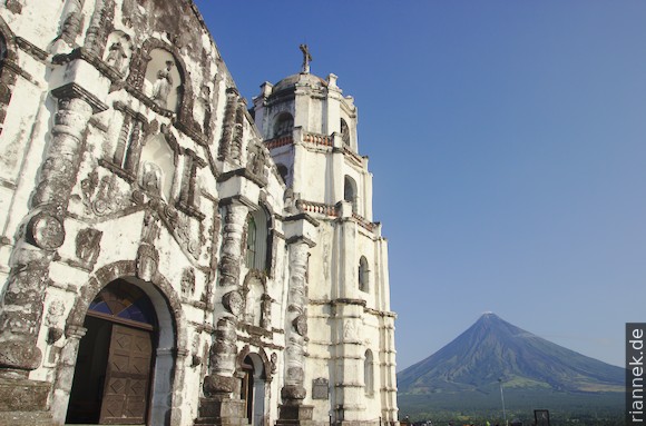 Kirche in Daraga mit Mayon