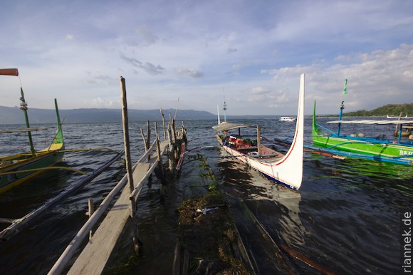 Lake Taal: Bangkas at the beach of the volcanic island