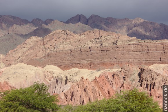 Die Berge auf beiden Seiten des Rio de las Conchas gehören überwiegend zur Salta Group