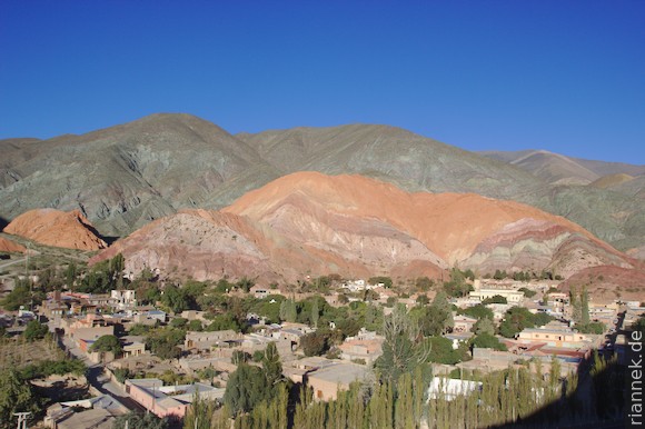 Purmamarca mit Cerro de los Siete Colores, Quebrada de Humahuaca