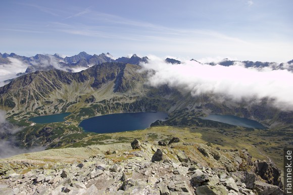 Die Seen Przedni Staw Polski (mit Fünfseenhütte), Wielki Staw Polski, Czarny Staw Polski, Blick von Kozi Wierch