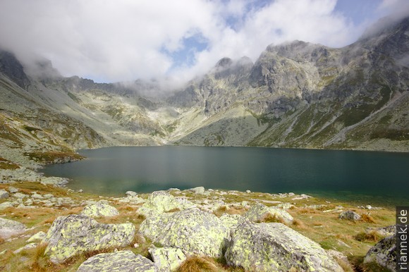 Der See Velké Hincovo pleso mit Mięguszowieckie Szczyty (Mengsdorfer Spitzen)